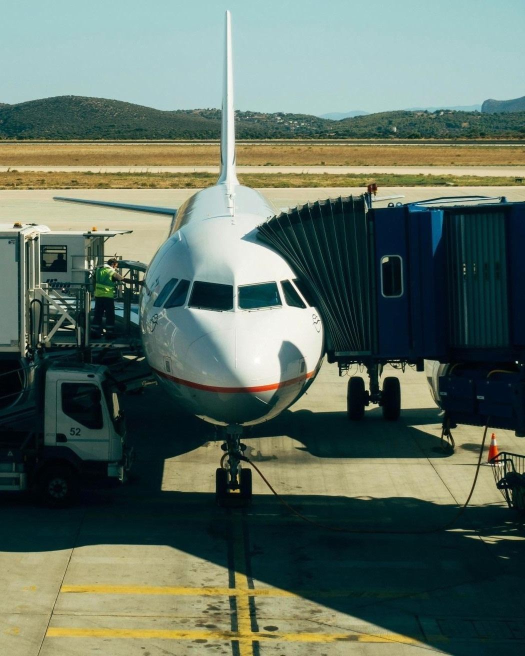 Avião no aeroporto pronto para o embarque da carga